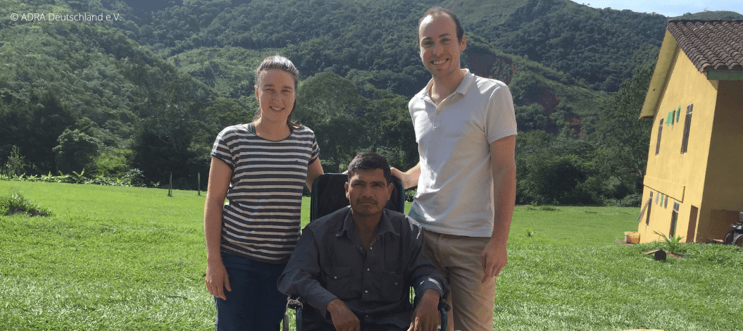 ADRAlive!-Freiwilliger Florian in Bolivien erlebt wertvolle Momente mit zwei einheimischen Personen, von denen eine im Rollstuhl sitzt. Eine herzliche Begegnung voller Freude und Gemeinschaft.