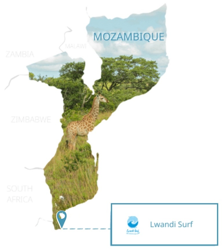 „Karte von Mosambik in Landesumriss, gefüllt mit einer Savannenlandschaft und einer Giraffe. Markierung im Süden des Landes mit Hinweisen auf die Organisationen ADRA Mosambik und Lwandi Surf.