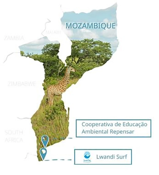 Mosambiks Landesumrisse, gefüllt mit einer Savannenlandschaft und einer Giraffe. Markierung im Süden des Landes mit Hinweisen auf die Organisationen Lwandi Surf und Cooperativa de Educação Ambiental Repensar.