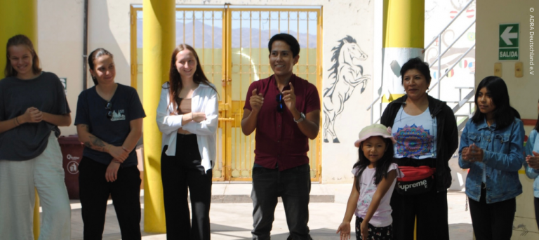 Freiwilligendienst in Peru bei Intiwawa, Freiwillige und Kinder bei der Projektarbeit
