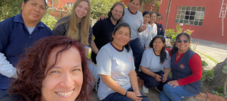 ADRAlive!-Freiwillige Sarah mit Kolleginnen von Nuestro Hogar in Peru