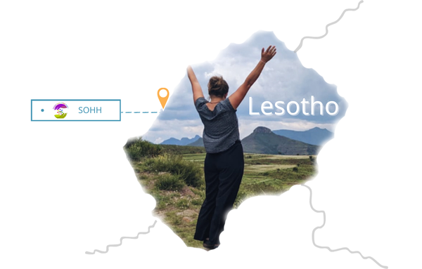 Mapausschnitt von Lesotho mit Frau in Landschaft und markiertem Standort SOHH.