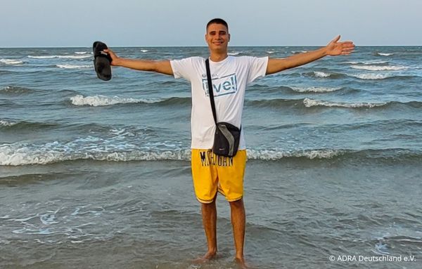 Freiwilligenarbeit bei LWANDI-Surf in Mosambik: Jugendliche und Volunteers beim Surftraining am Strand von Ponta do Ouro.