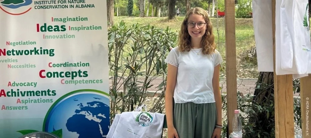 Eine ADRAlive!-Freiwillige von EcoAlbania informiert an einem Messestand in Tirana über Natur- und Gewässerschutzprojekte