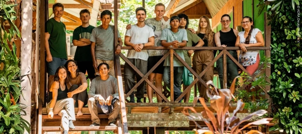 Gruppenfoto des Teams von Camino Verde und weltwärts-Freiwilligen auf der Station Baltimori im peruanischen Amazonas