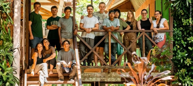 Gruppenfoto des Teams von Camino Verde und weltwärts-Freiwilligen auf der Station Baltimori im peruanischen Amazonas