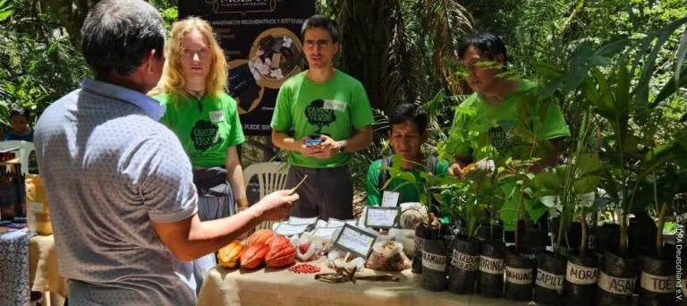Das Team von Camino Verde präsentiert bei einer Saatgutmesse verschiedene Setzlinge, Samen und Früchte aus dem Amazonasgebiet