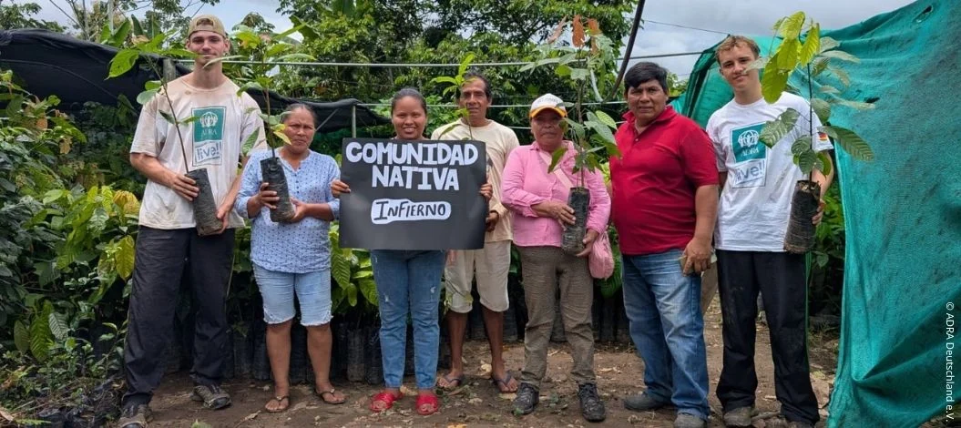 ADRA-Freiwillige und Mitglieder der indigenen Gemeinschaft Infierno mit jungen Baumsetzlingen in Peru