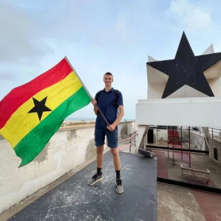 🇬🇭 Samuel und Simon in Ghana 🇬🇭
So kann ein @weltwaerts Freiwilligendienst mit ADRA live in Ghana aussehen 🤩
Simon und Samuel haben bereits 11 Monate in Ghana verbracht und leisten ihren Dienst bei der Universal Wonderful Street Academy  @uwsacademy. 
In sechs Wochen geht es wieder zurück nach Deutschland, mit vielen spannenden und lehrreichen Erfahrungen und Erinnerungen im Gepäck.
Ihr macht das echt Klasse und wir sind stolz auf euch 👍🫶
#weltwärts #adradeutschland #adralive #weltwärtsinghana #Freiwilligendienst #FIJ #globaleslernen #lernenfürsleben #einjahringhana #FIJinghana 
#erfahrungenfürsleben
#Volunteers #diebretter