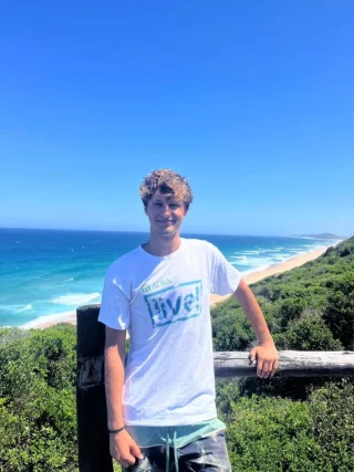 🇲🇿 Kimon in Mosambik 🇲🇿
Ein Freiwilligendienst direkt am Meer ? Ziemlich nice !🤩🏄♂️
Unser sportbegeisterter Kimon absolviert seinen @weltwaerts- Freiwilligendient in Ponta do Ouro bei unserer Partnerorganisation @lwandisurf. 
In einem Monat geht es für ihn wieder zurück nach Deutschland - mit einem lachendenden und einem weinenden Auge. Nach fast einem Jahr in Mosambik hat Kimon dort vieles lieben gelernt und auch Freundschaften geschlossen. Ein Jahr, das bleibt ! 
Weiter Infos zu LwandiSurf erhältst du hier : lwandisurf.org 
#lwandisurf #weltwärts #adralive #adradeutschland #Freiwilligendienst #fij #freiwilligesinternationalesjahr #einjahrimausland #einjahrfreiwillig #globaleslernen #lernenfürsleben #Mosambik #surfen 
#horizonterweitern #Kulturaustausch 
@einjahrfreiwillig 
@freiwilligfreiwillig