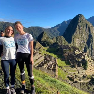 🇵🇪 Alegra und Sophie in Peru 🇵🇪 
 
Unsere @zweiblondies_inperu haben nun knapp ein Jahr in Arequipa, Peru verbracht und im Rahmen ihres @weltwaerts -Freiwilligendienstes  unsere Partnerorganisation @ayudame_kinderhilfswerk tatkräftig unterstützt. 
Neben der Arbeit in der Kindertagesstätte konnten die beiden auch viel von ihrem wunderschönen Gastland Peru sehen 🤩 
Auch für die beiden geht es bald zurück nach Deutschland. Nach 12 Monaten, geprägt von neuen Eindrücken, tollen Erlebnissen aber auch vielen Herausforderungen, die so ein Auslandsjahr mit sich bringt.
Ich habt die Challenge mit Bravur gemeistert! 🫶 
#weltwärts #adralive #nuestrohogar #adradeutschland #Peru #einjahrfreiwillig #fij
#freiwilligesinternationalesjahr #Freiwilligendienst #einjahrinperu #Arequipa #machupicchu #lernenfürsleben #globaleslernen