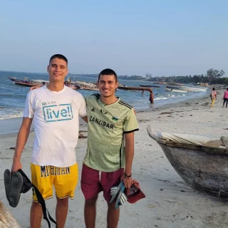 🇹🇿 Felipe und Elias in Tansania 🇹🇿 
Seit Januar engagieren sich Felipe und Elias im Rahmen ihres Freiwilligendienstes bei @thebaobabhome , nachdem sie ihr ursprüngliches Gastland Mosambik apprubt wegen Unruhen verlassen mussten. 
In Tansania wurden die beiden mit offenen Armen und einem herzlichen "Karibu sana" von unserer Partnerorganisation aufgenommen. 
Ob in der Schule,  bei der Hausaufgabenbetreuung, Sportprojekten oder auf der Farm beim Fischen - Elias und Felipe bringen sich mit viel Energie, Offenheit und Freude aktiv mit ein. 👏 
@weltwarts 
@thebaobabhome
@freiwilligfreiwillig
@einjahrfreiwillig
#thebaobabhome #weltwärts #Freiwilligendienst #adralive #adradeutschland #freiwilligesinternationalesjahr #Tansania #globaleslernen #kulturaustausch #freiwilligendienstintansania