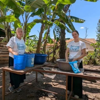🇹🇿 Lea und Alina in Tansania 🇹🇿 
Unser Power-Duo Alina und Lea waren in der Einsatzstelle Flowers Childrens Centre in Arusha eingesetzt und haben unendlich viel Elan, Eigeninitiative, Herzblut und Freude in ihre Arbeit einfließen lassen.
Vor Ort haben die beiden u.A. die Lehrkräfte bei den Unterrichtseinheiten unterstützt, bei der Ausgabe des Mittagessen geholfen und die Kinder während der Pausen und nach dem Unterricht betreut. 
Ihr habt das trotz vieler Höhen undTiefen super gemeistert und hinterlasst eine grosse Lücke vor Ort💪👏
#weltwärts #Tansania #adralive #adradeutschland #freiwilligendienstintansania #Freiwilligendienst #freiwilligesinternationalesjahr #globaleslernen #lernenfürsleben #Arusha #engagementweltweit #horizonterweitern #lerndienst