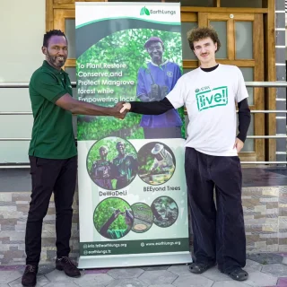 🇹🇿🌿 Seit August ist unser Freiwilliger Niklas bei @earthlungsofficial in Tansania im Einsatz. Dort unterstützt er die wichtige Arbeit für Umwelt- und Klimaschutz, pflanzt eifrig Mangrovensetzlinge und sammelt dabei wertvolle Erfahrungen im interkulturellen Austausch.

🤝 Wir freuen uns sehr, dass Niklas Teil dieser spannenden neuen Partnerschaft ist, und bedanken uns herzlich bei EarthLungs für die tolle Zusammenarbeit. Wir blicken gespannt auf die kommenden gemeinsamen Erfahrungen!

💚🌍 🌿 Since August, our volunteer Niklas has been volunteering with @earthlungsofficial in Tanzania. There, he supports important environmental and climate protection initiatives, helps plant mangrove seedlings, and gains valuable experience through intercultural exchange.

🤝 We are delighted that Niklas is part of this exciting new partnership and would like to sincerely thank EarthLungs for the wonderful collaboration. We look forward to many more shared experiences ahead! Asante sana!

@earthlungs.tz

#earthlungs #adra #weltwärts #mangrovereforestation #Tanzania